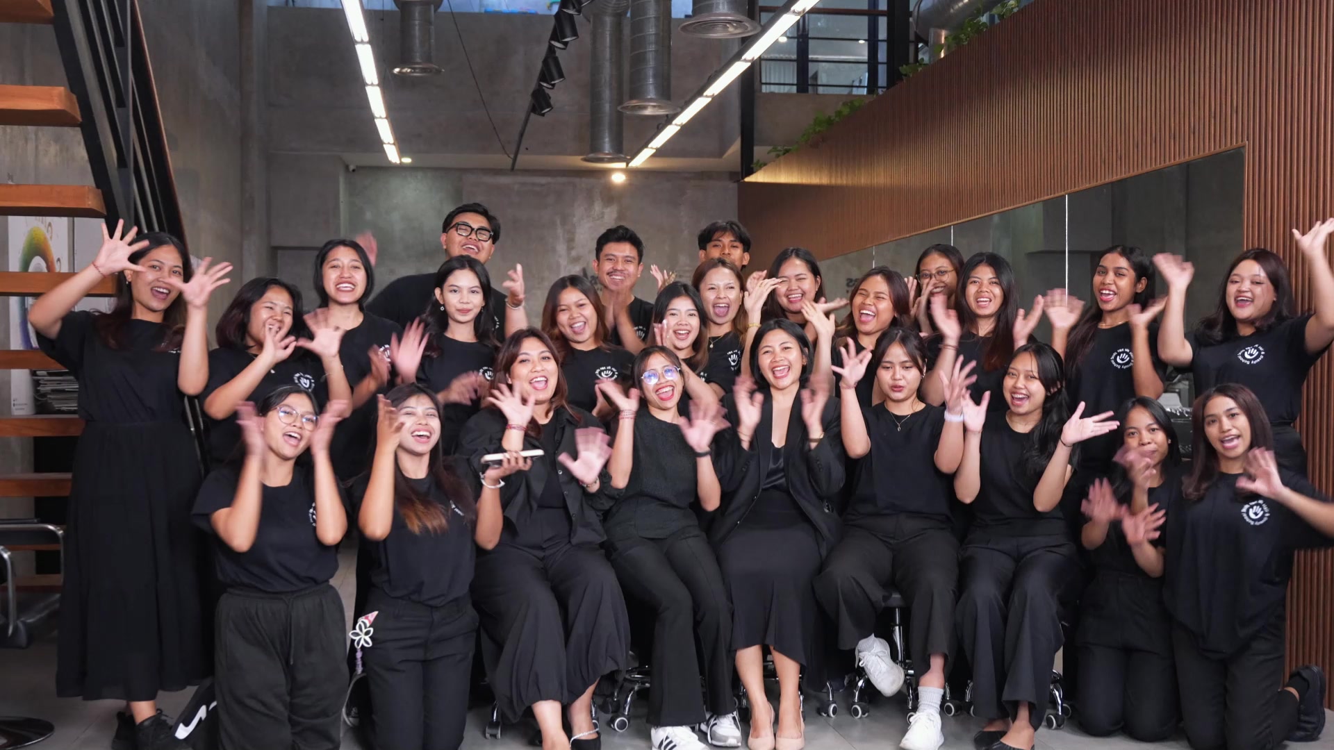 Schülerinnen und Schüler der Skills for Life Hair & Beauty School auf Bali jubeln beim Klassenfoto